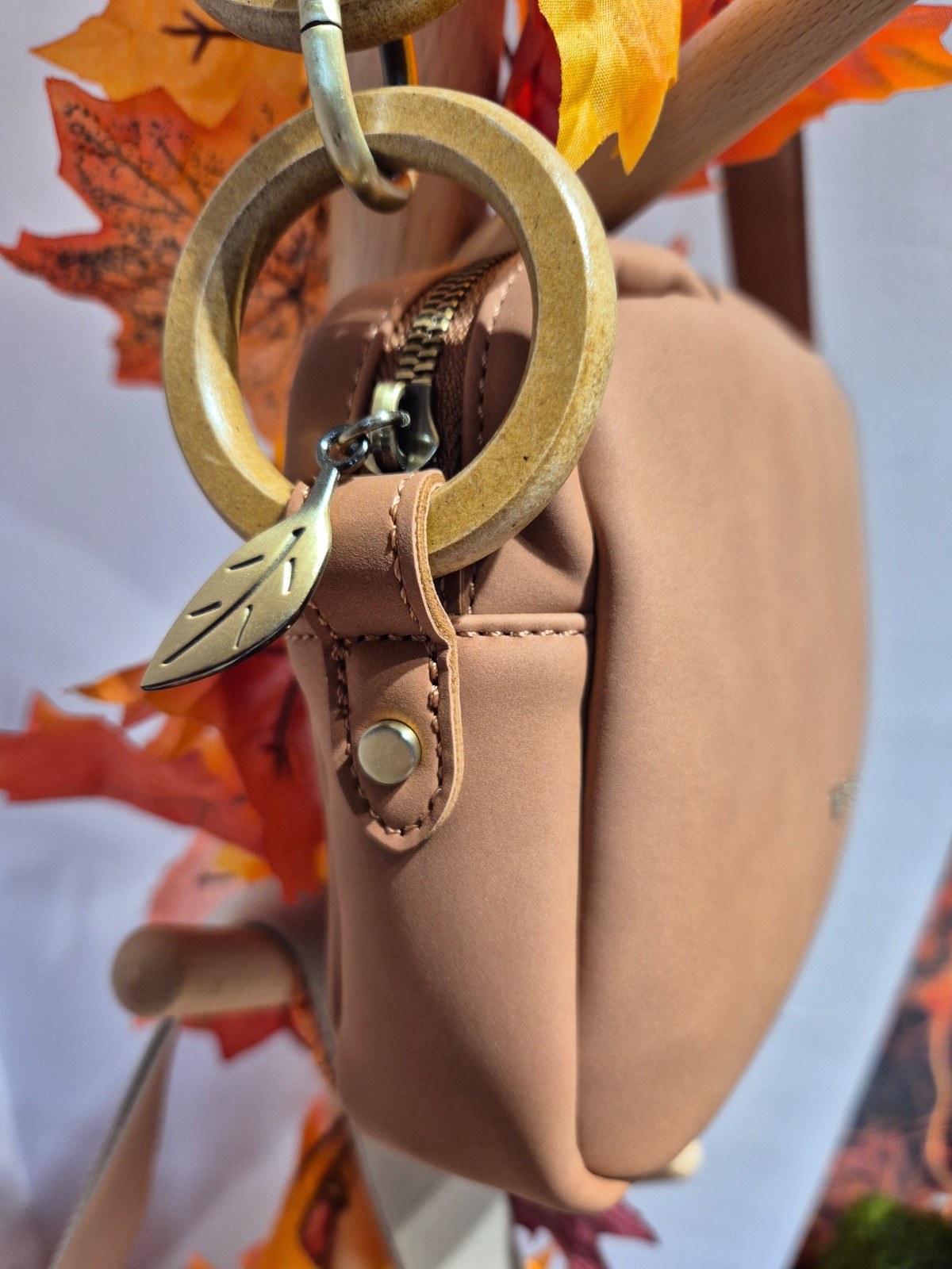 Sac bandoulière Woomen Héliconia marron disponible chez Evasion Dieppe