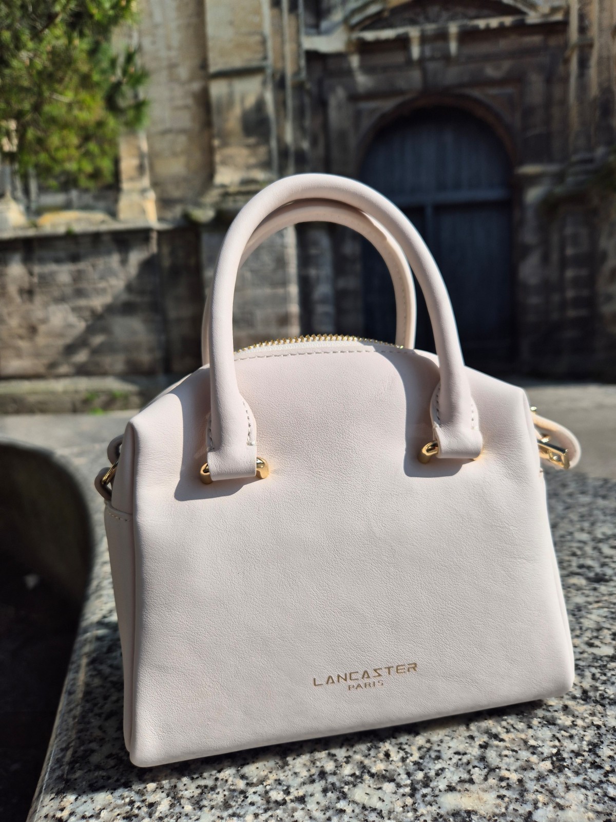 Petit sac d'été Lancaster cuir écru disponible chez Evasion Dieppe