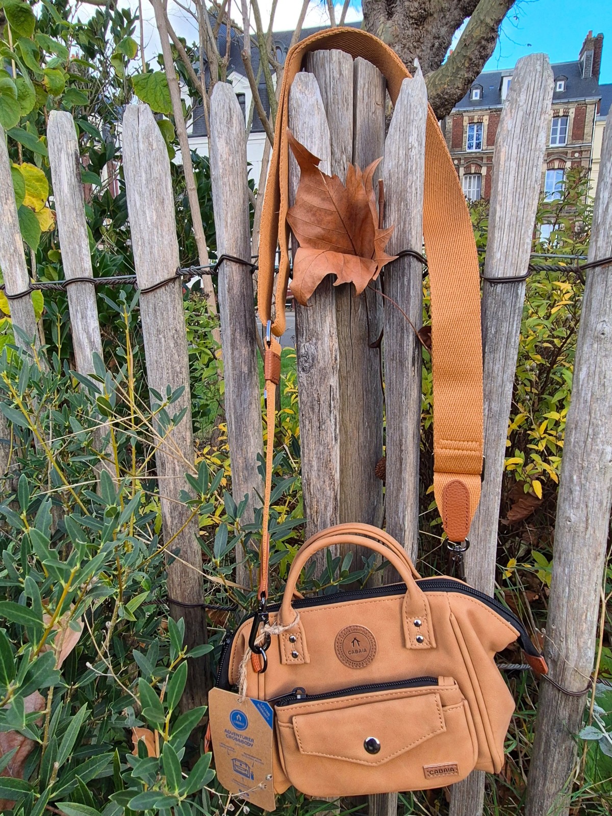 Sac Cabaia Crossbody small Moscou camel disponible chez Evasion Dieppe