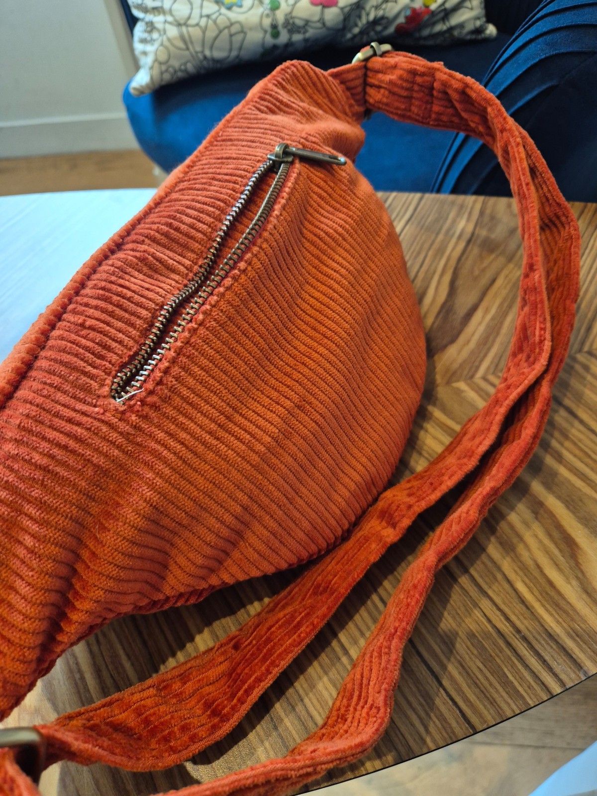 Sac banane Hindbag sasha velours brique disponible chez Evasion Dieppe