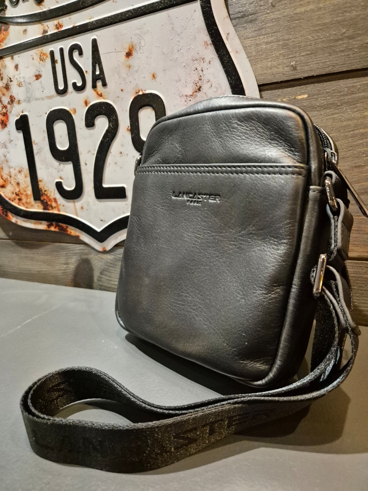 Sac homme Lancaster en cuir noir disponible chez Evasion Dieppe