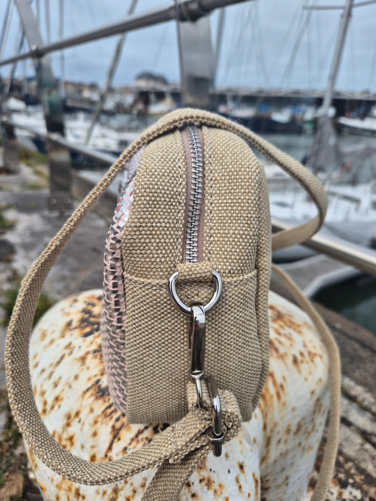 Sac bandoulière les Tropéziennes beige disponible chez Evasion Dieppe