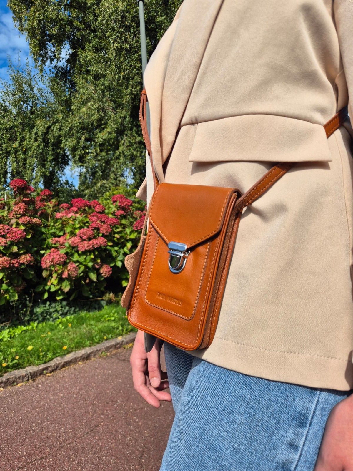 Sac Porte-téléphone Paul Marius en cuir cognac disponible chez Evasion Dieppe