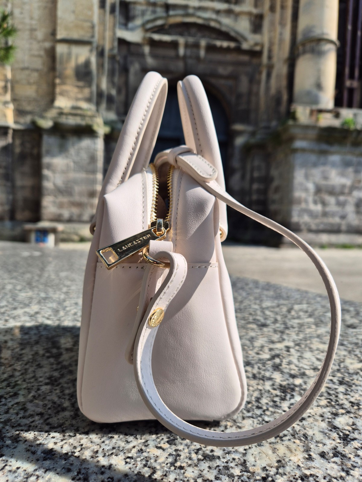 Petit sac d'été Lancaster cuir écru disponible chez Evasion Dieppe