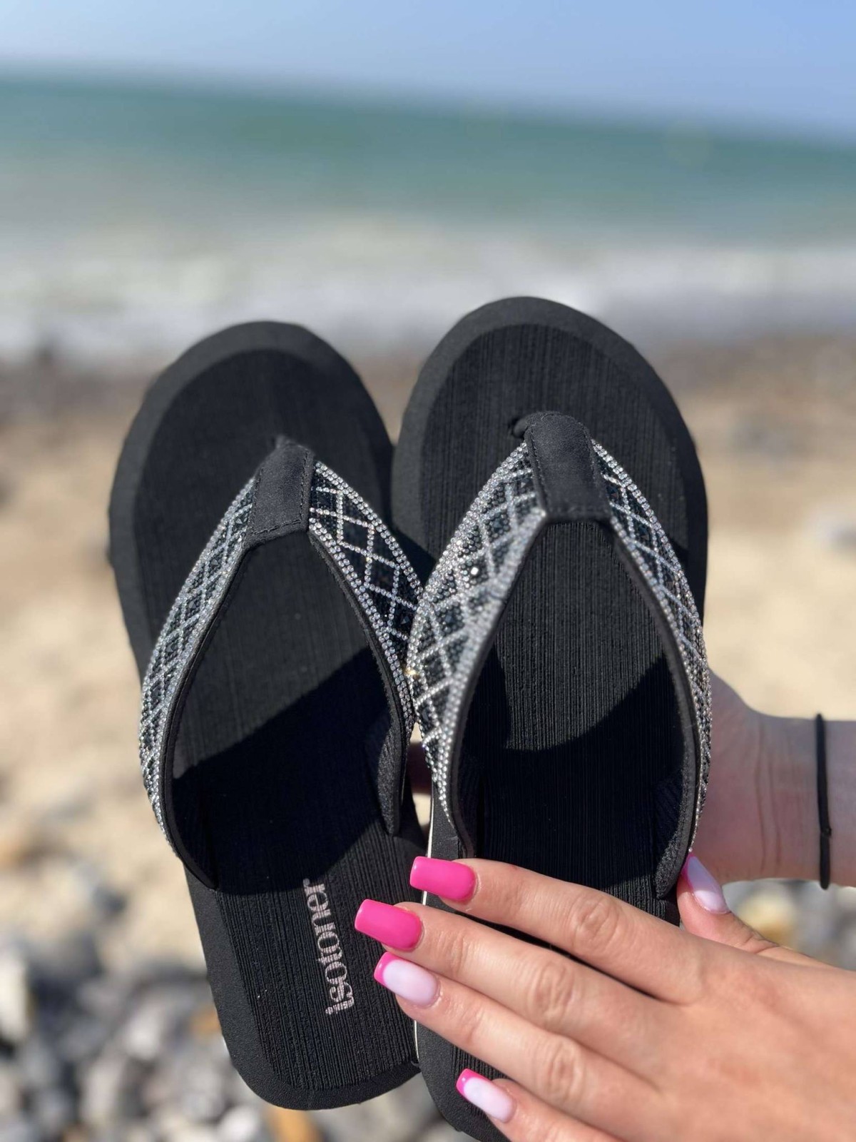 Tongs noires Isotoner disponibles chez Evasion Dieppe