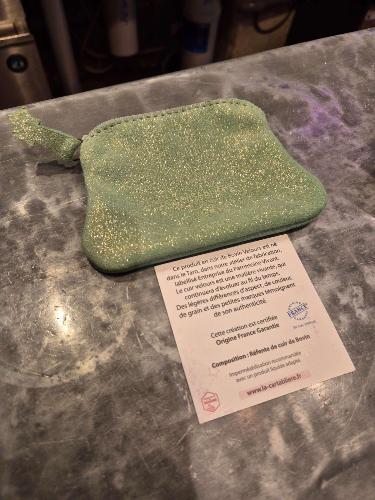 Petit porte-monnaie la Cartablière en cuir vert Jade pailleté disponible chez Evasion Dieppe