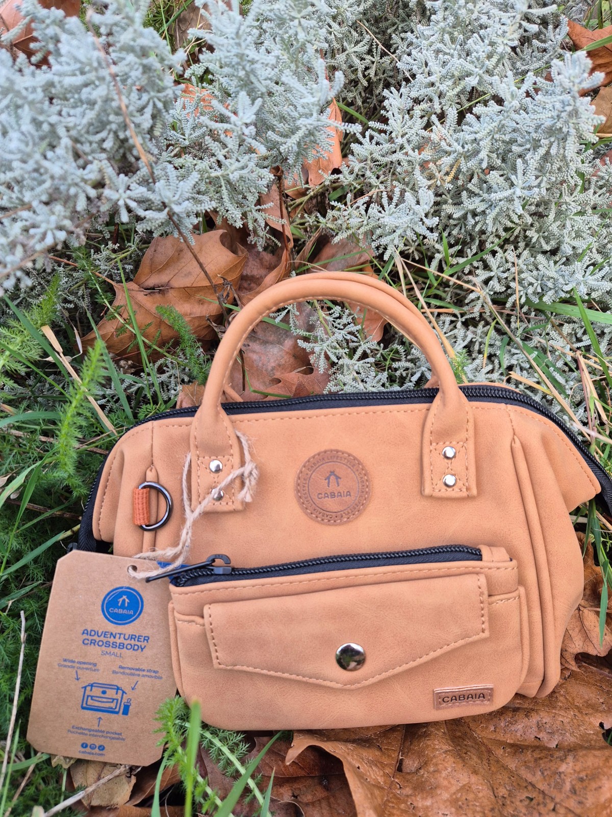 Sac Cabaia Crossbody small Moscou camel disponible chez Evasion Dieppe