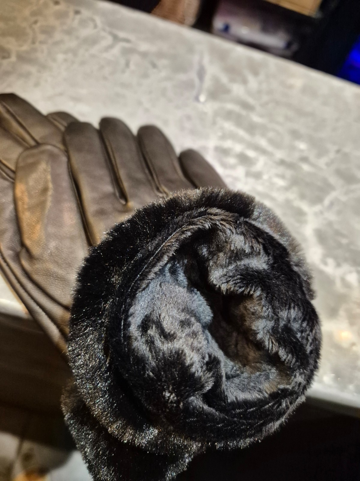 Gants Isotoner cuir doublé chaud avec revers fausse fourrure indisponible chez Evasion Dieppe