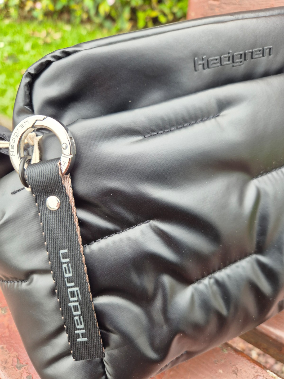 Sac bandoulière matelassé noir Hedgren disponible chez Evasion Dieppe