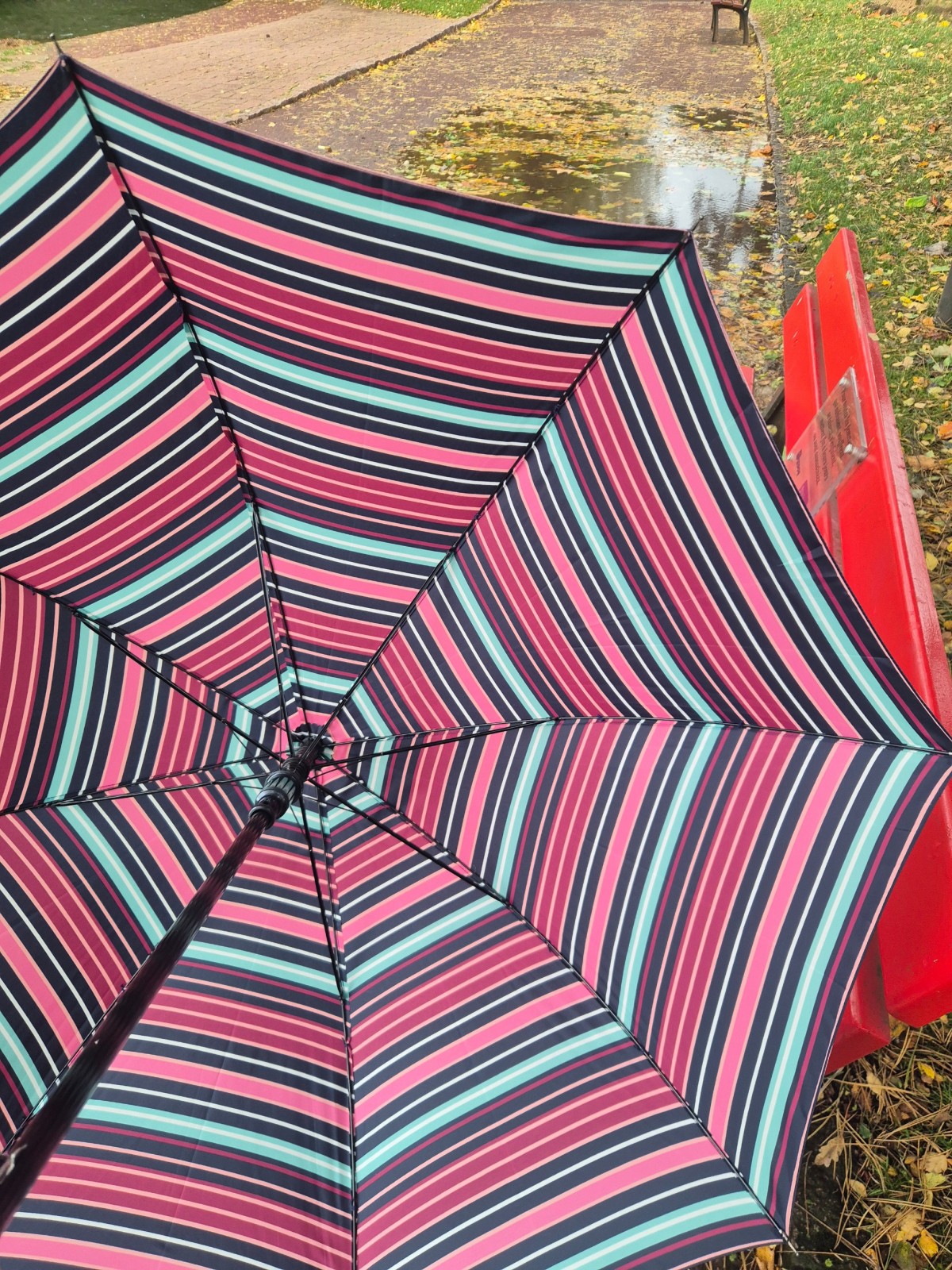 Grand parapluie solide Isotoner disponible chez Evasion Dieppe