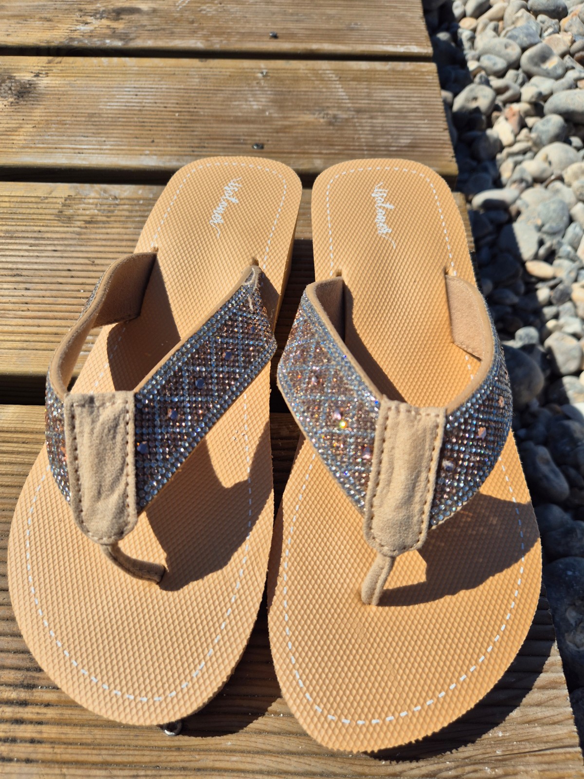 Tongs à semelles compensées Isotoner à paillettes beiges disponible chez Evasion Dieppe