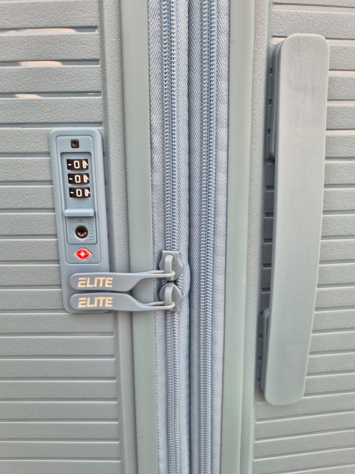 Grande valise rigide Elite disponible chez Evasion Dieppe