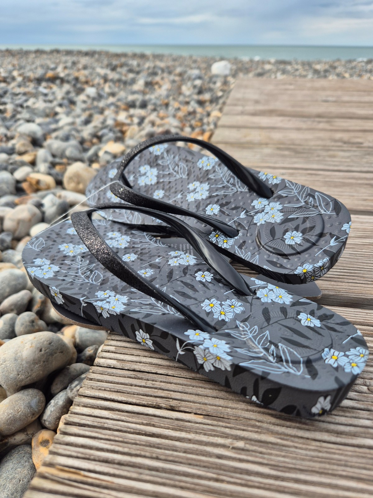 Tongs femme Isotoner imprimé fleurs noires disponibles chez Evasion Dieppe