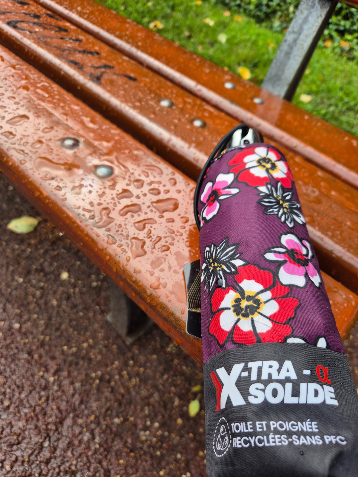 Parapluie pliant Isotoner résistant au vent indisponible chez Evasion Dieppe