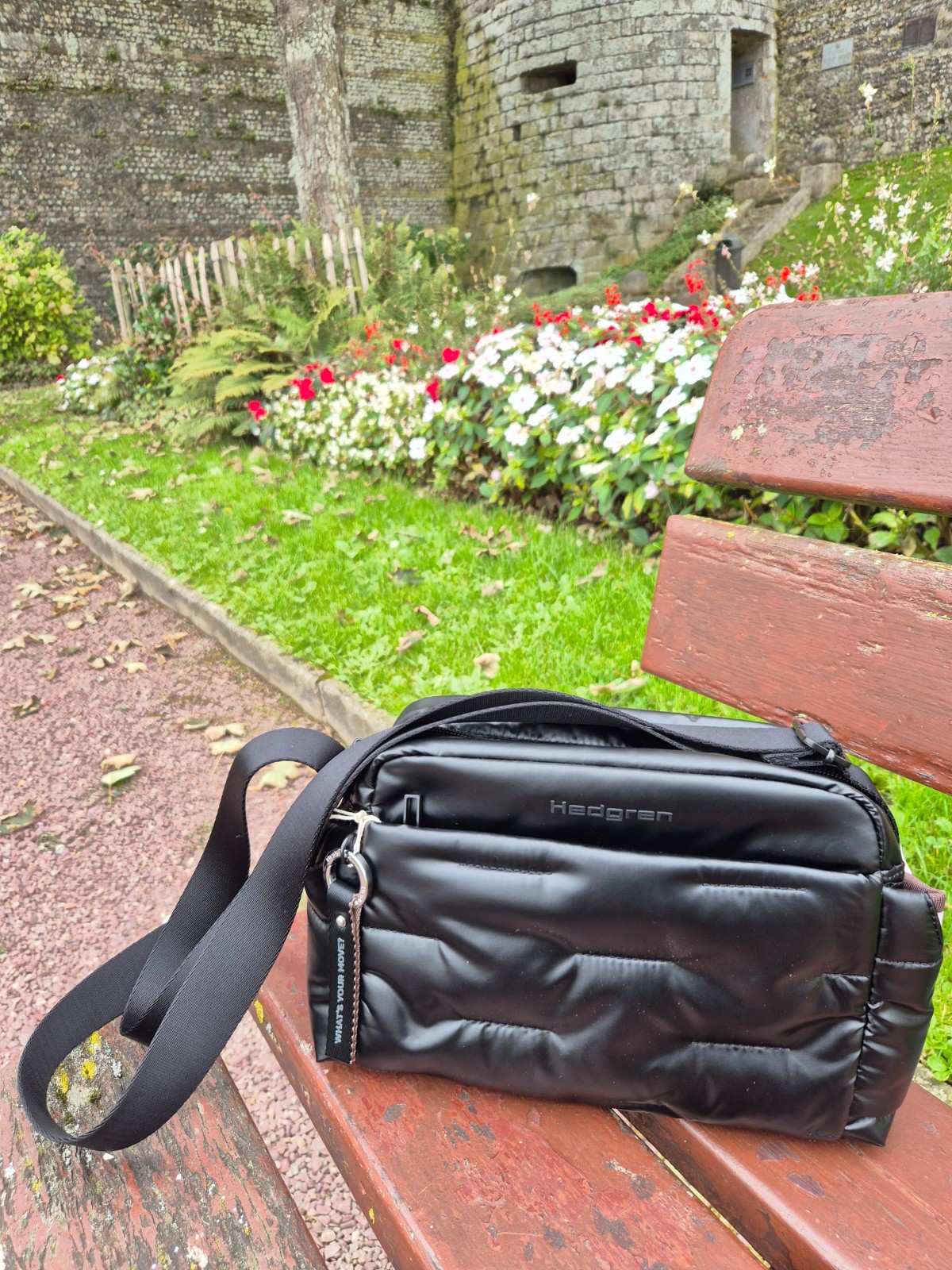 Sac bandoulière matelassé noir Hedgren disponible chez Evasion Dieppe