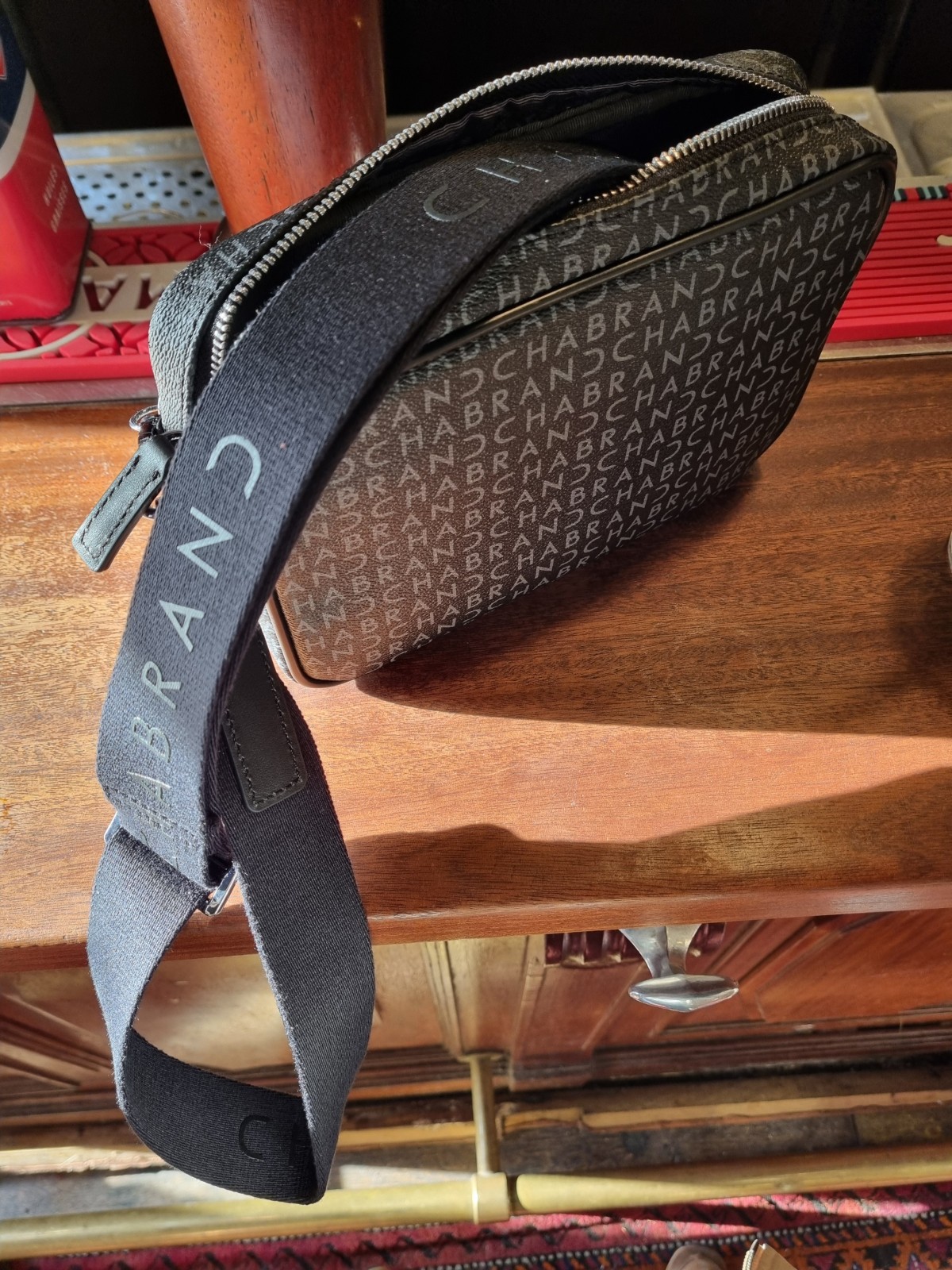 Sac bandoulière Chabrand siglé noir disponible chez Evasion Dieppe