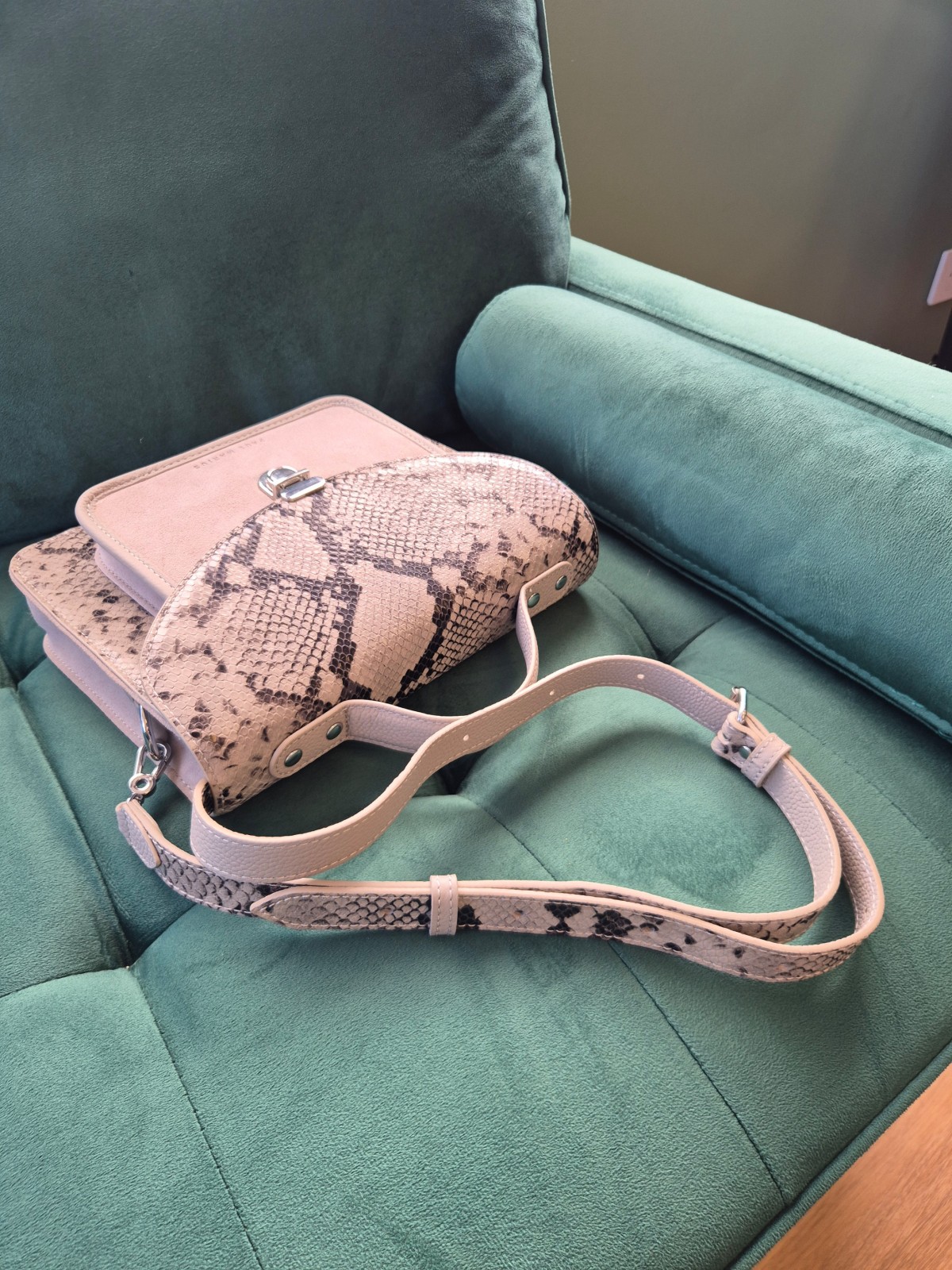 Sac bandoulière Paul Marius Mademoiselle George python galet disponible chez Evasion Dieppe