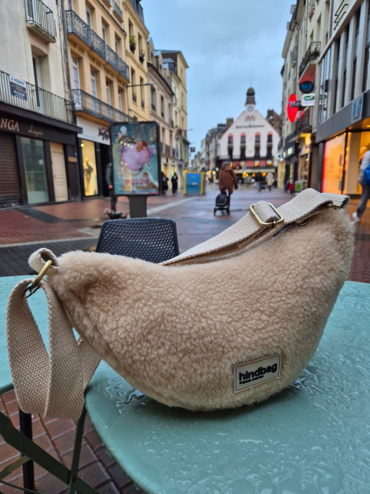 Sac banane Hindbag Andréa fausse fourrure beige disponible chez Evasion Dieppe