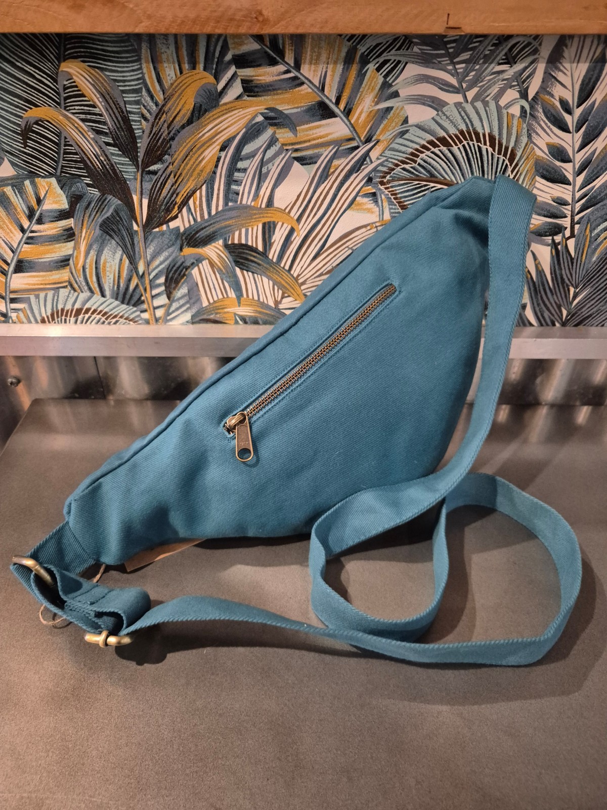 Banane Hindbag Sasha bleu paon disponible chez Evasion Dieppe