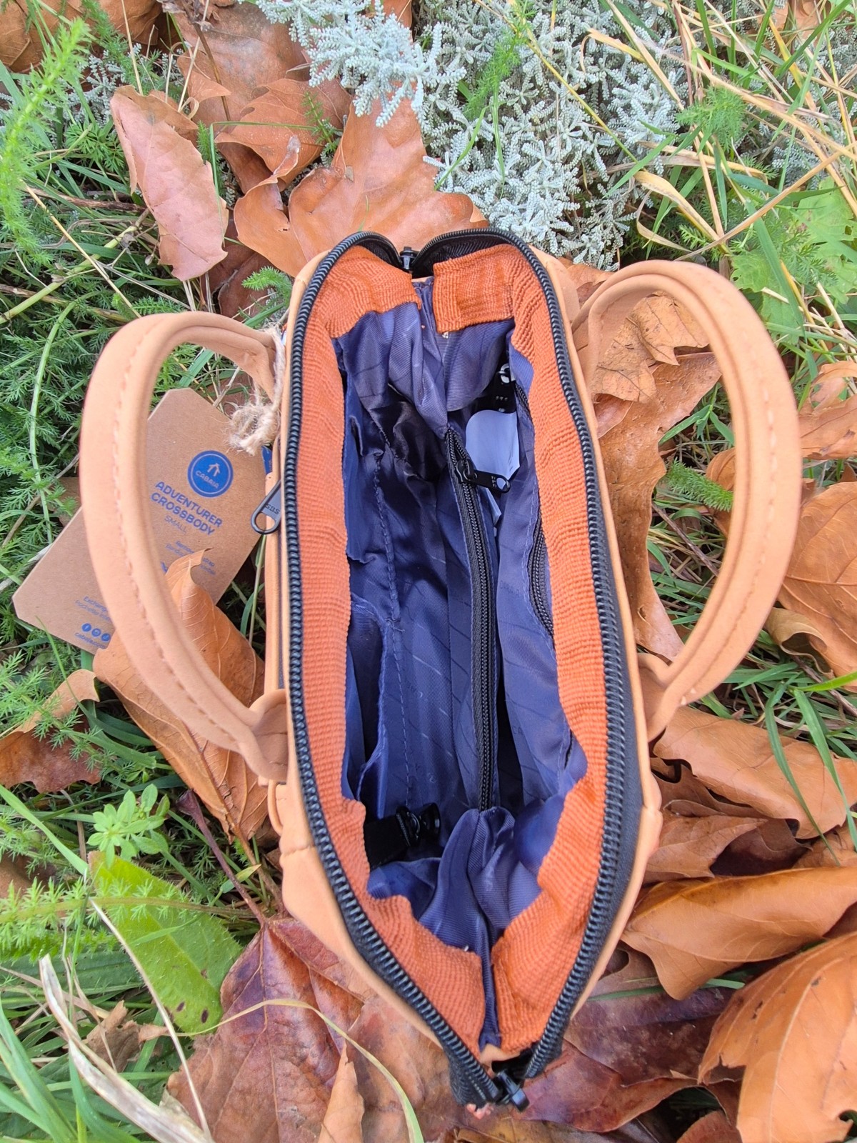 Sac Cabaia Crossbody small Moscou camel disponible chez Evasion Dieppe