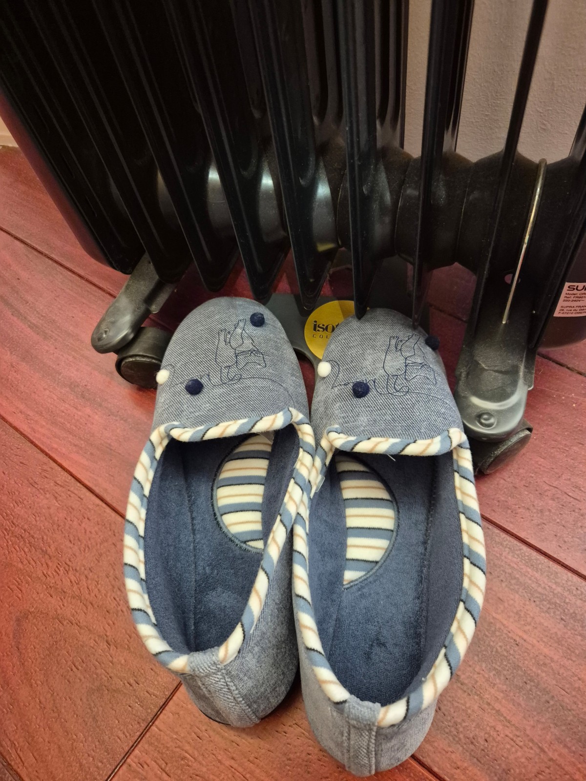 Chaussons Isotoner motif chat disponible chez Evasion Dieppe