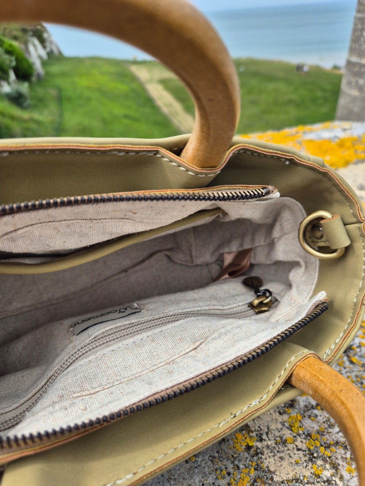 Sac bandoulière Woomen coloris mousse disponible chez Evasion Dieppe