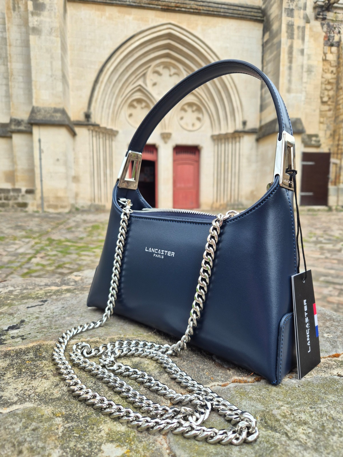 Sac bandoulière chaîne Lancaster cuir lisse bleu foncé disponible chez Evasion Dieppe