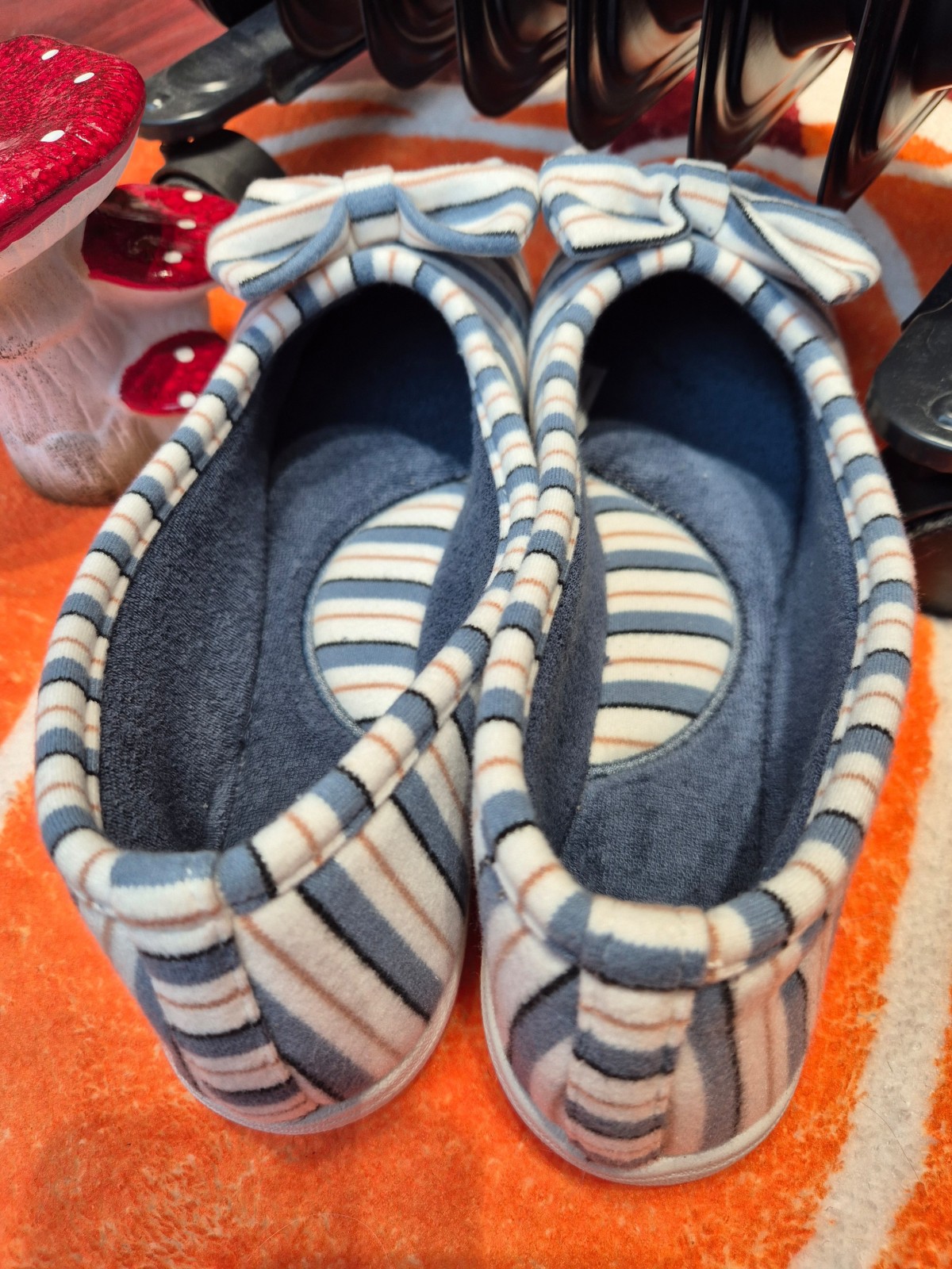 Chaussons confortables Isotoner disponible chez Evasion Dieppe