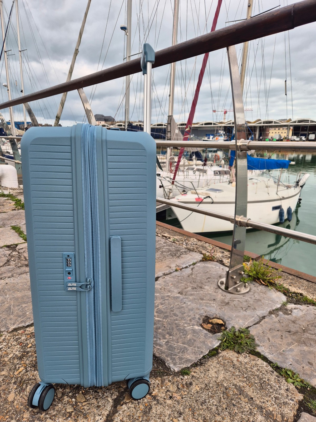 Grande valise rigide Elite disponible chez Evasion Dieppe