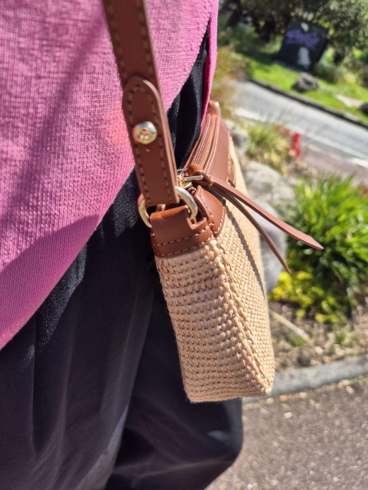 Petit sac bandoulière Lancaster beige cognac disponible chez Evasion Dieppe