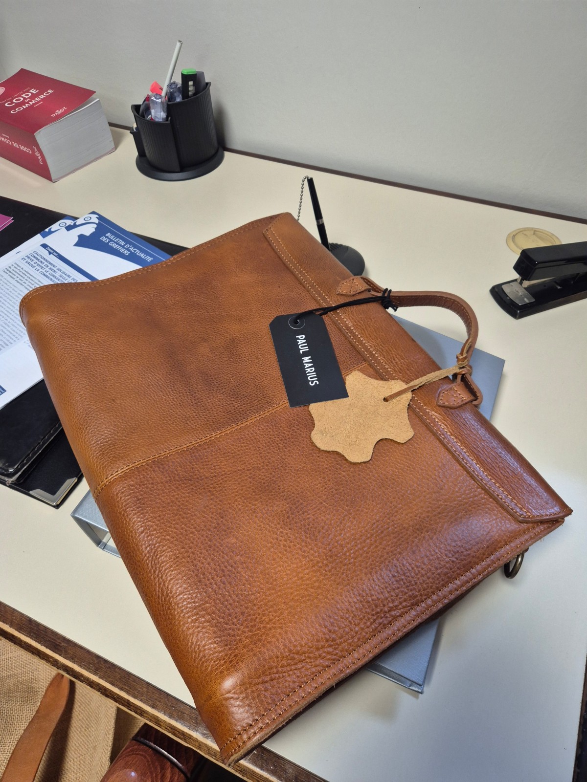 Porte-documents Paul Marius le Colporteur cognac huilé disponible chez Evasion Dieppe