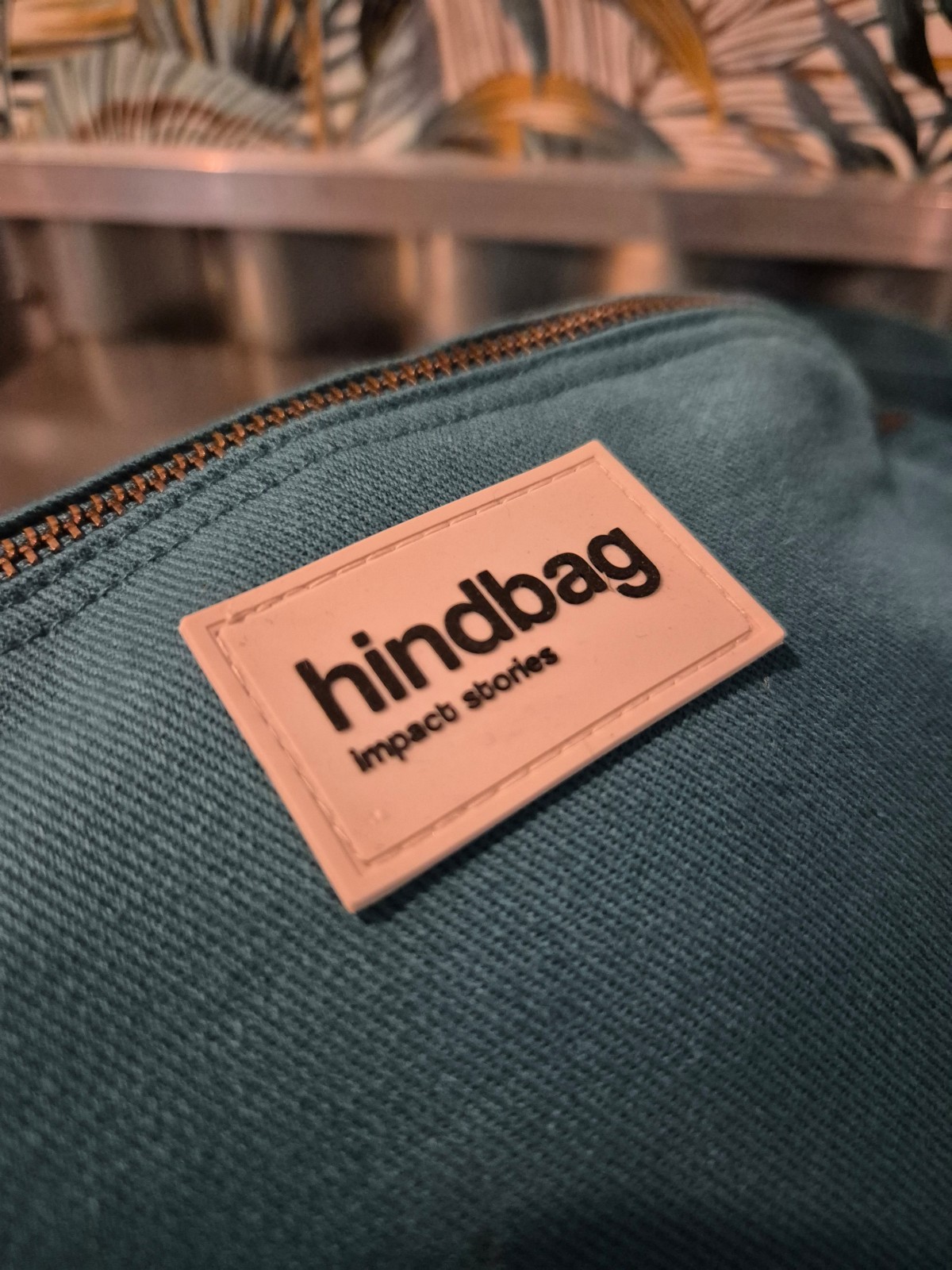 Banane Hindbag Sasha bleu paon disponible chez Evasion Dieppe