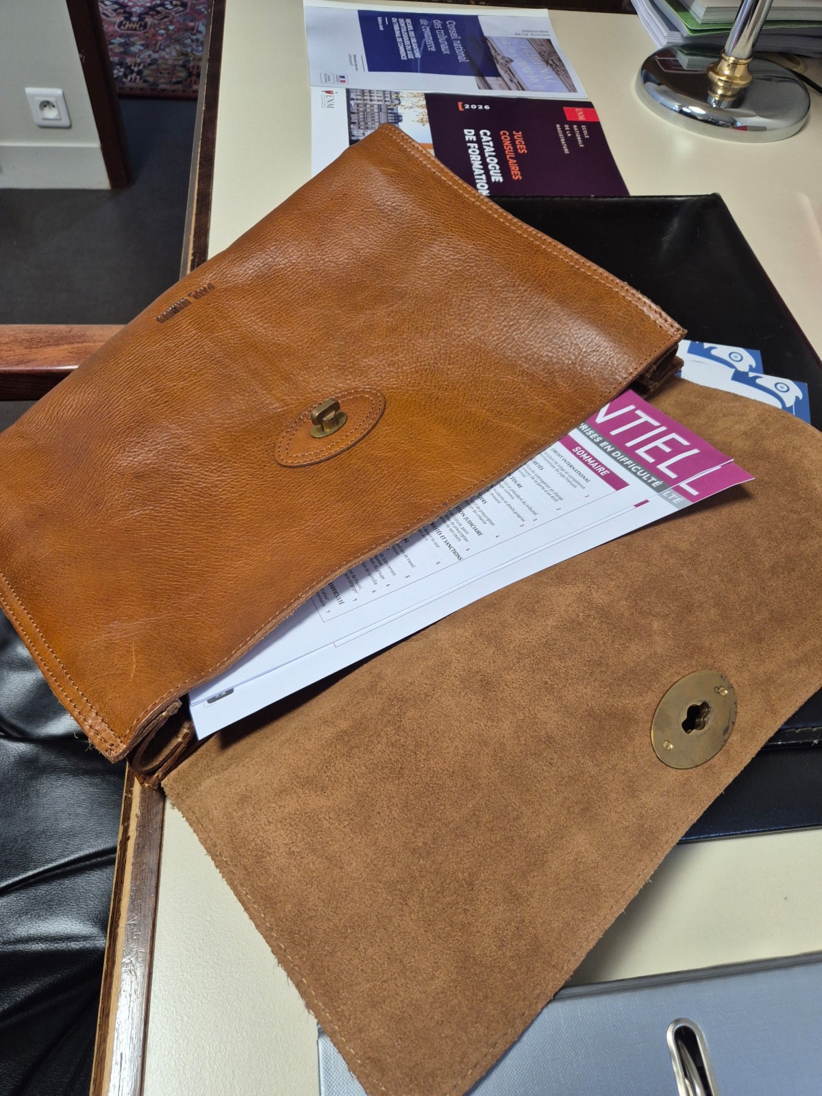 Porte-documents Paul Marius le Colporteur cognac huilé disponible chez Evasion Dieppe