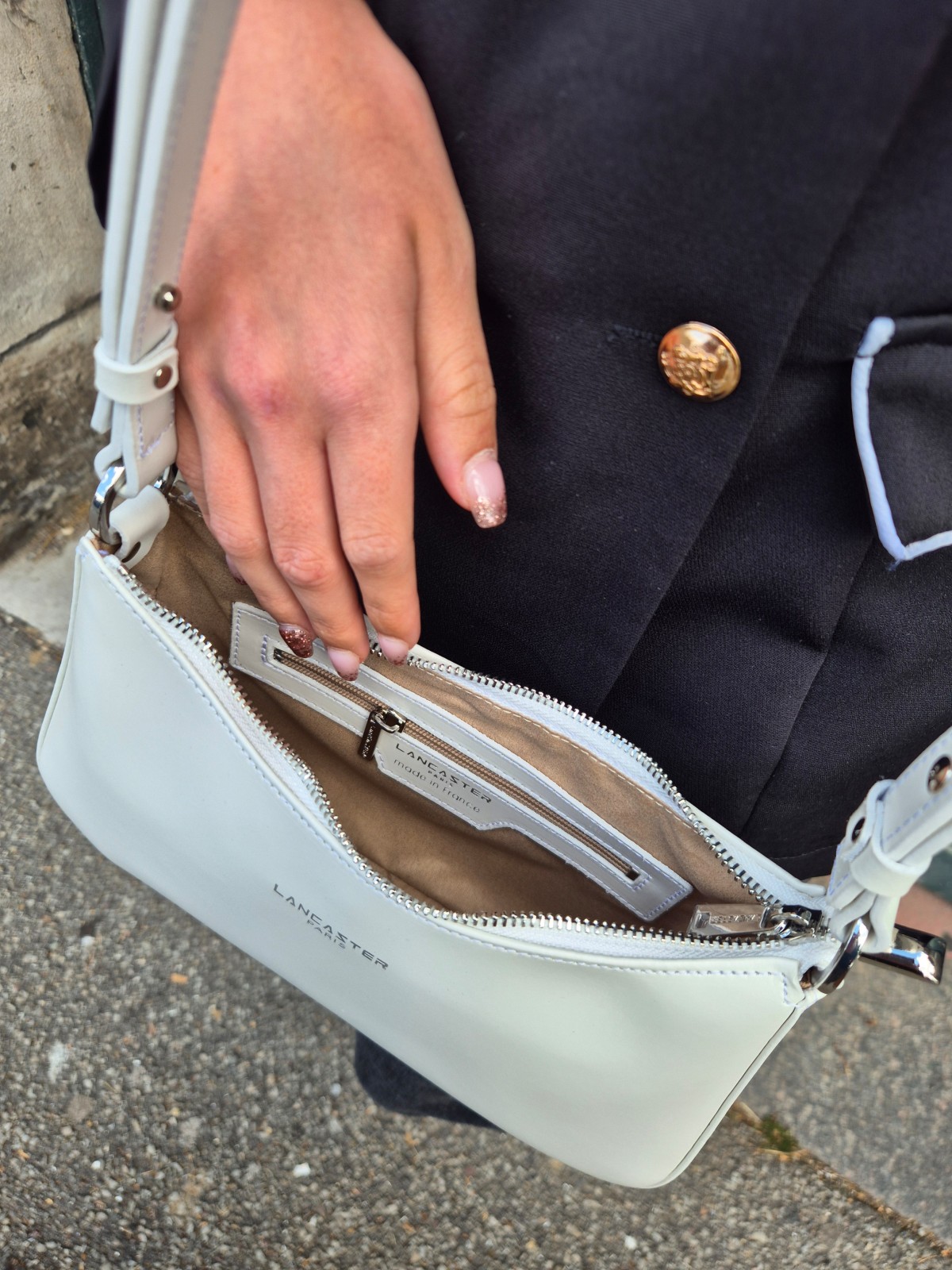 Sac bandoulière Lancaster coloris blanc cassé disponible chez Evasion Dieppe