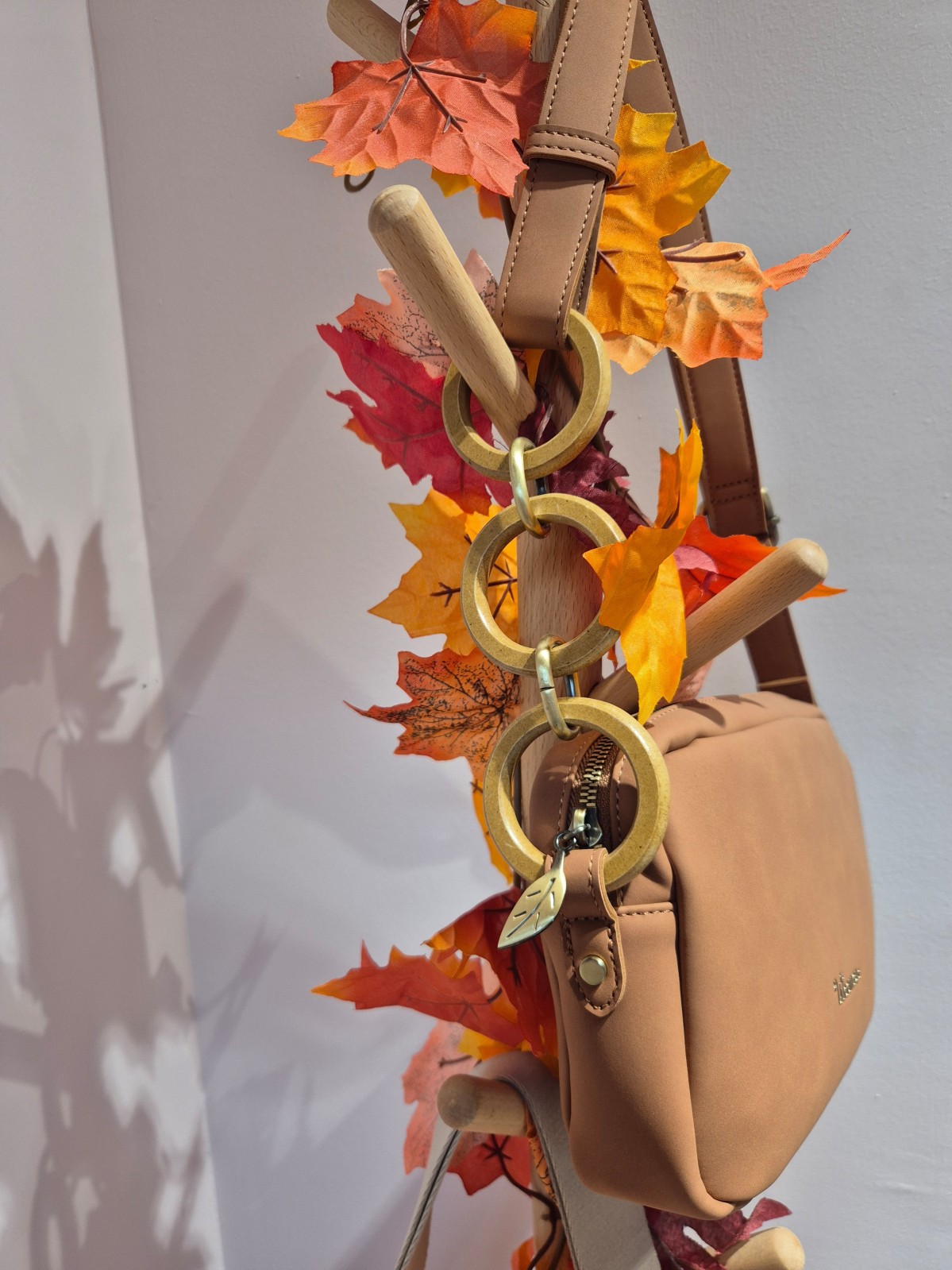 Sac bandoulière Woomen Héliconia marron disponible chez Evasion Dieppe