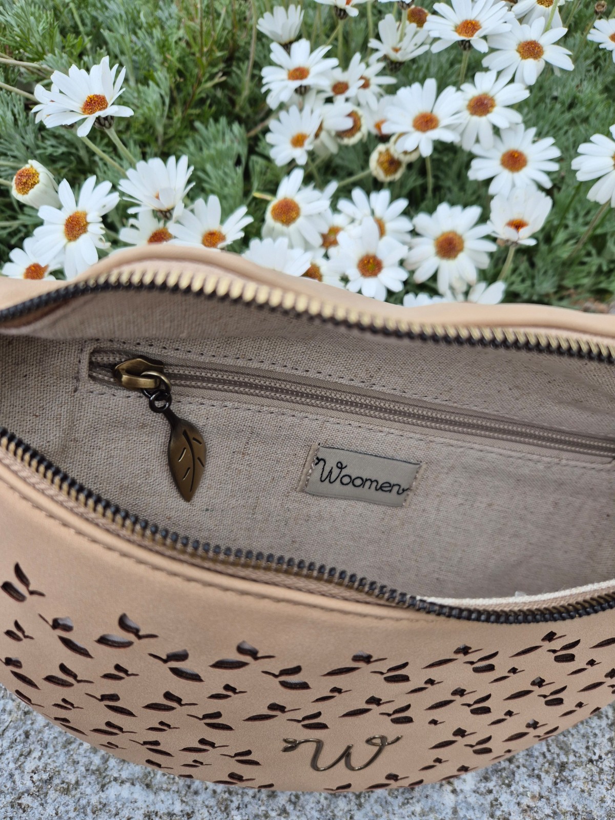 Sac banane Woomen coloris sable disponible chez Evasion Dieppe