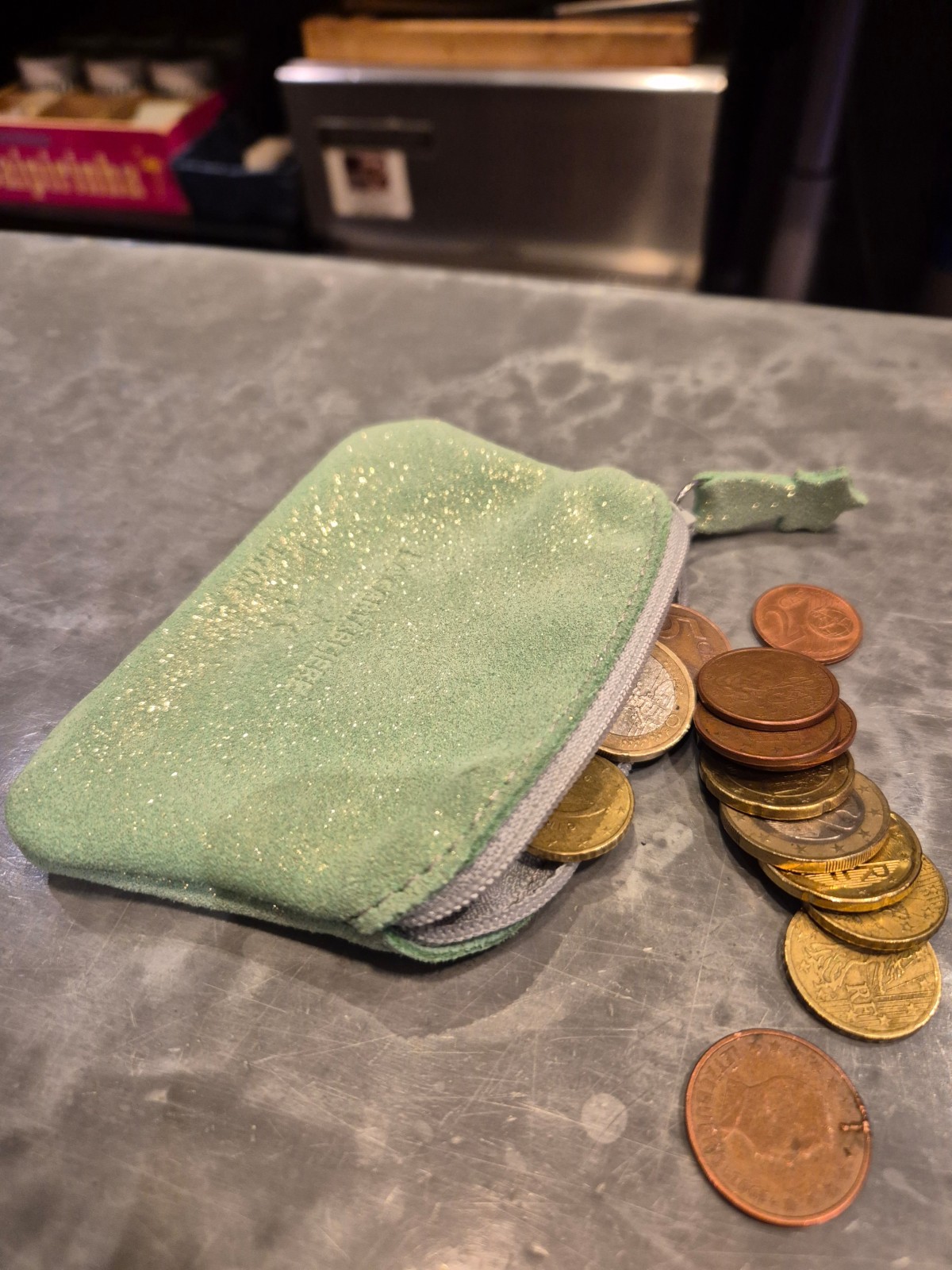 Petit porte-monnaie la Cartablière en cuir vert Jade pailleté disponible chez Evasion Dieppe