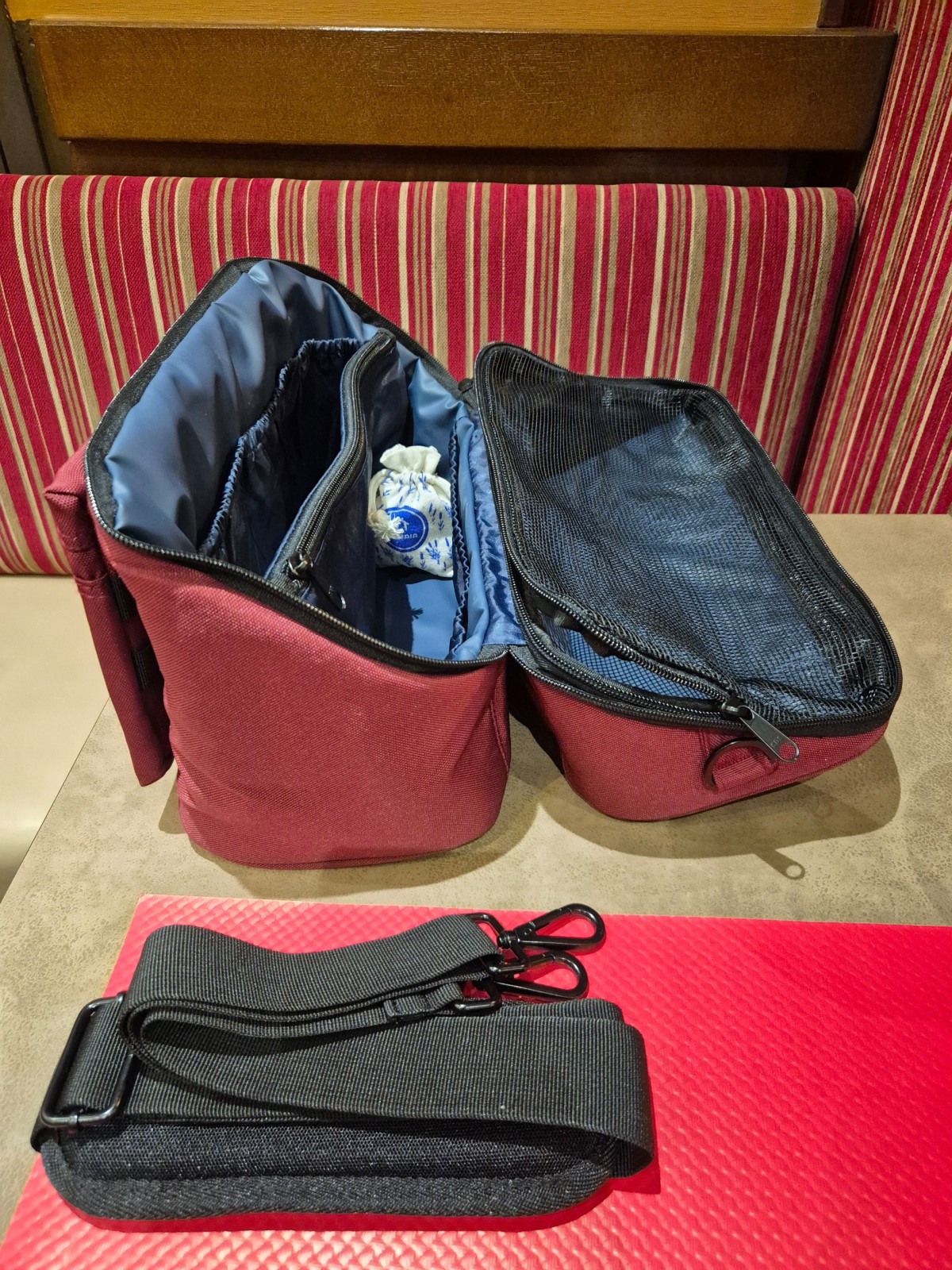 Vanity bandoulière multi-poches Cabaia bordeaux disponible chez Evasion Dieppe