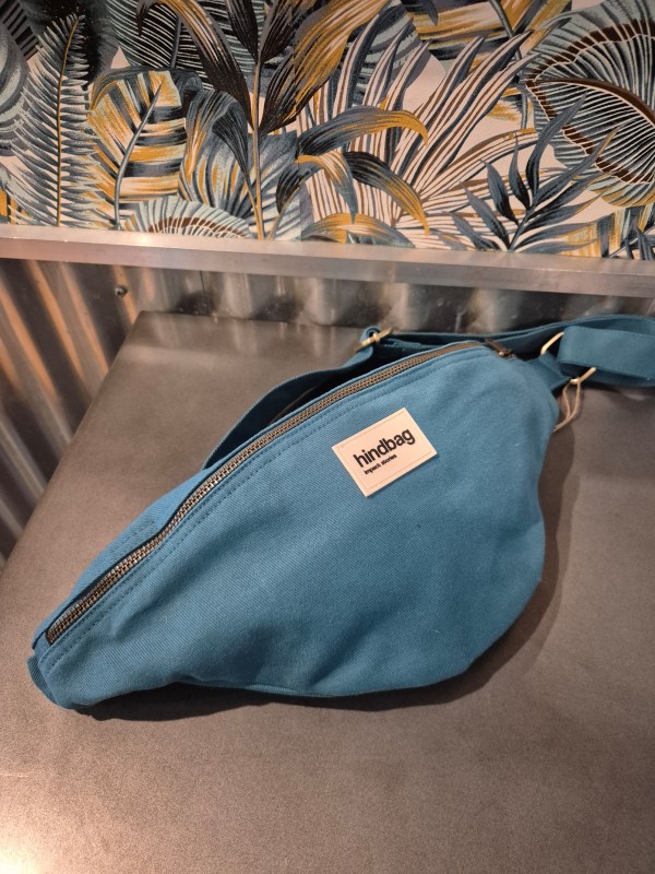 Banane Hindbag Sasha bleu paon disponible chez Evasion Dieppe