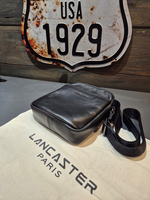 Sac homme Lancaster en cuir noir disponible chez Evasion Dieppe