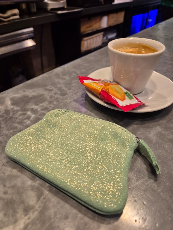 Petit porte-monnaie la Cartablière en cuir vert Jade pailleté disponible chez Evasion Dieppe