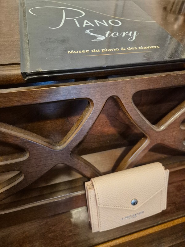 Porte-cartes porte-monnaie Lancaster coloris ivoire disponible chez Evasion Dieppe