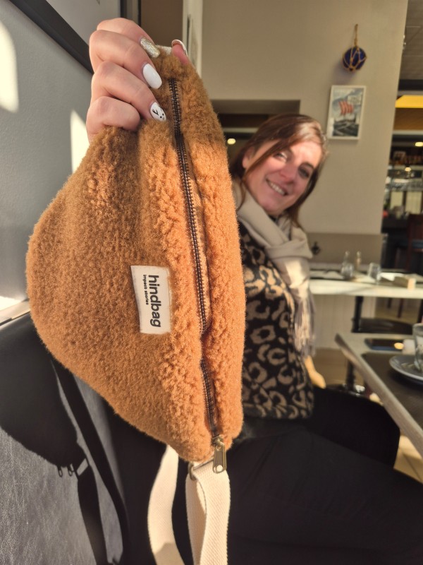 Sac banane Hindbag Olivia Teddy brun disponible chez Evasion Dieppe