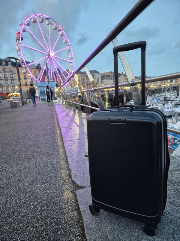 Valise rigide Elite cabine extensible disponible chez Evasion Dieppe