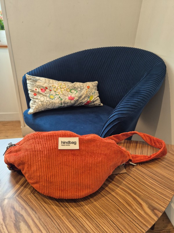 Sac banane Hindbag sasha velours brique disponible chez Evasion Dieppe