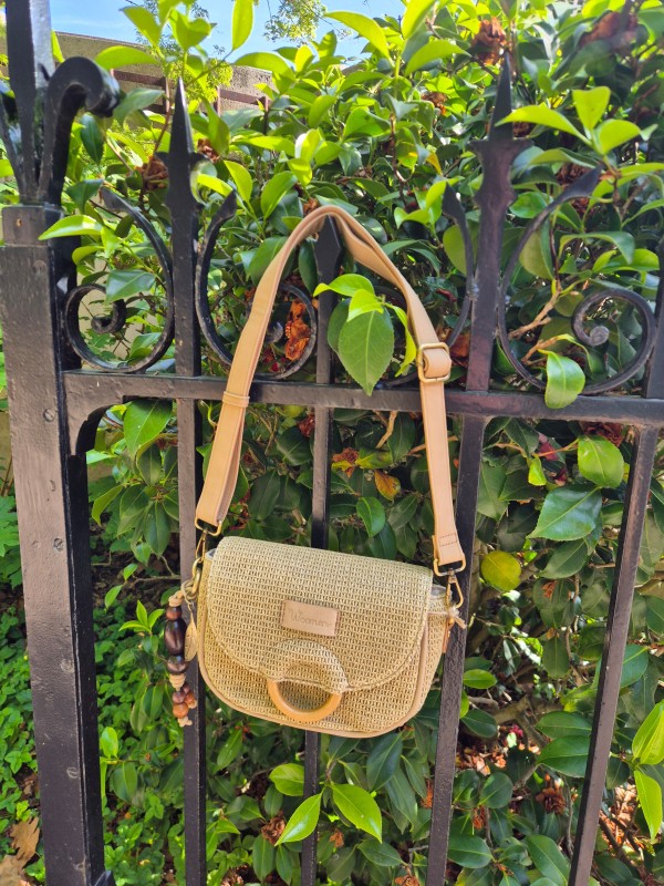 Sac bandoulière Woomen vegan version Cocus estival coloris sable disponible chez Evasion Dieppe