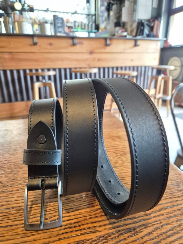 Ceinture en cuir noir les Ateliers Fourès fabriquée en France et disponible chez Evasion Dieppe