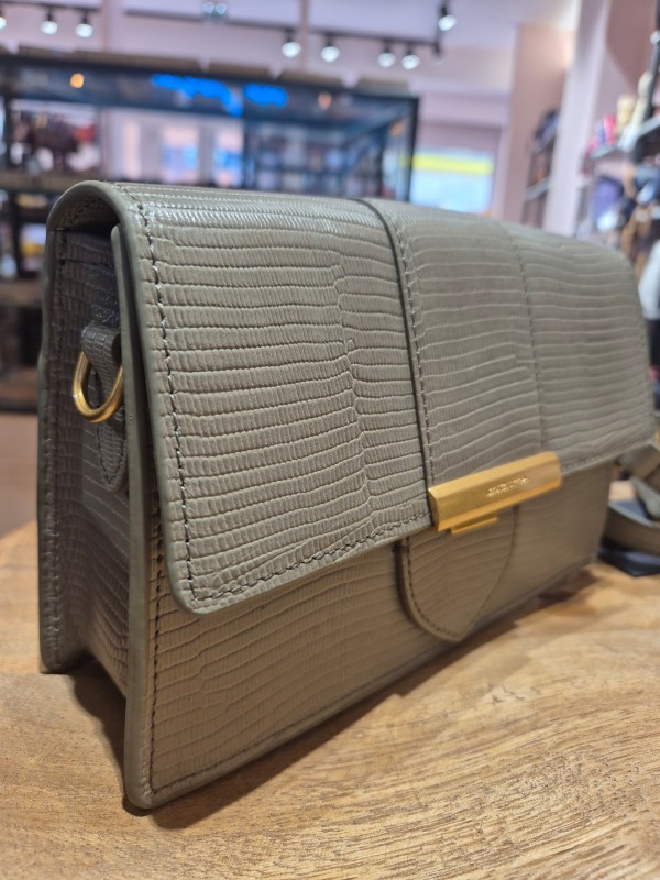 Sac Lancaster en cuir rigide façon reptile coloris olive disponible chez Evasion Dieppe