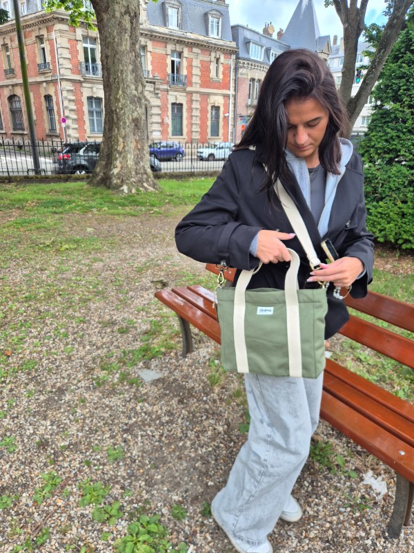Sac bandoulière Hindbag Louise coloris olive disponible chez Evasion Dieppe