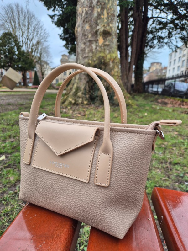 Sac bandoulière Lancaster  beige foncé disponible chez Evasion Dieppe
